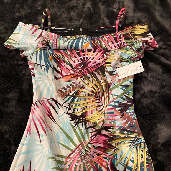 Beautiful Guess Off-the-shoulder sheath Dress. A Vibrant choice.Brad new.size 4 - Picture 2 of 13